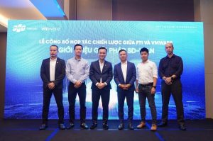 Đại diện FPT International Telecom và VMware tại lễ ký kết thỏa thuận hợp tác