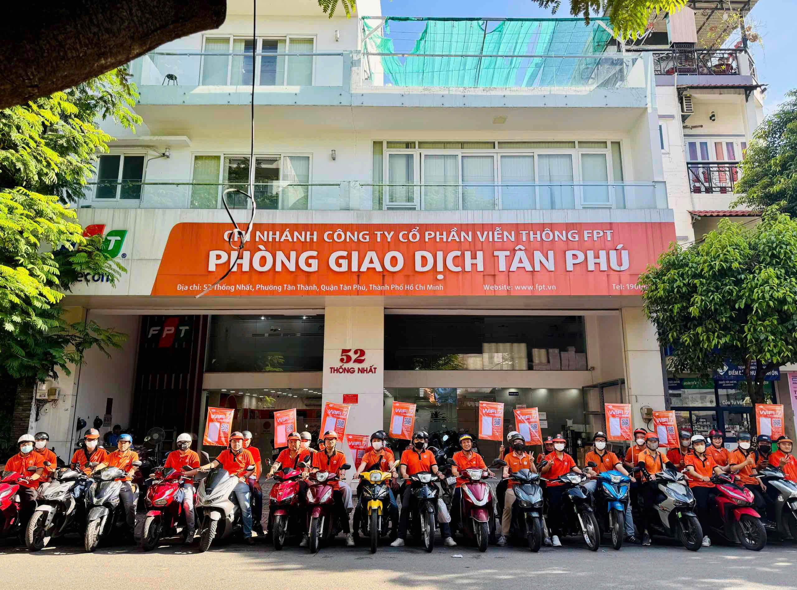 Mặt trước cửa hàng FPT Tân Phú
