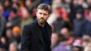 Hình ảnh HLV Michael Carrick đăm chiêu lo lắng về tình hình lực lượng của Man Utd