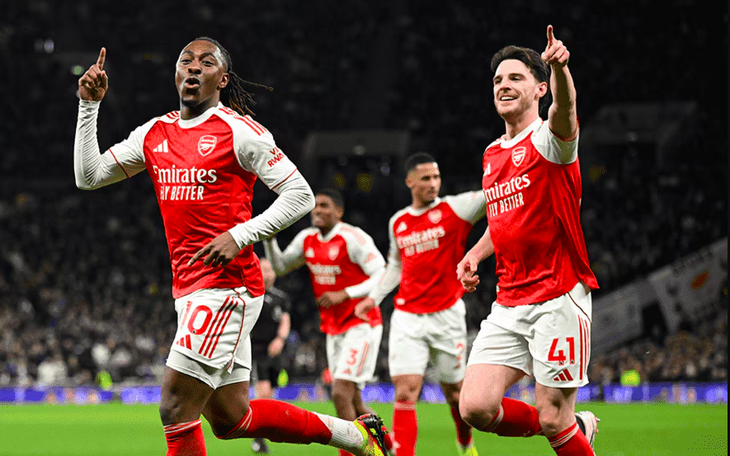 Bukayo Saka và các đồng đội Arsenal ăn mừng bàn thắng trên sân cỏ, minh họa cho giải Ngoại Hạng Anh hấp dẫn được chiếu trên FPT Play