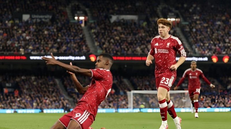 cầu thủ liverpool ăn mừng sau khi ghi bàn