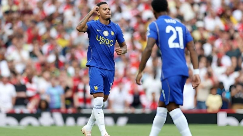 cầu thủ chelsea ăn mừng pha ghi bàn đầu tiên vào lưới arsenal