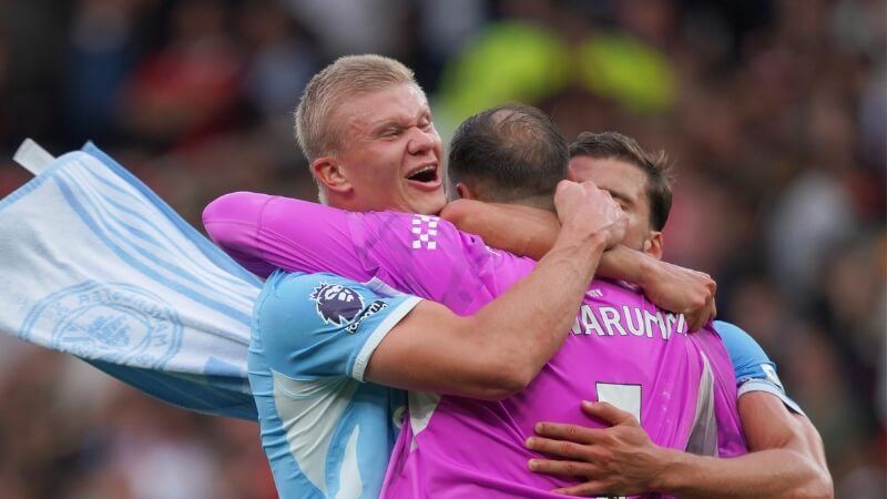 Cầu thủ Erling Haaland của Manchester City ăn mừng bàn thắng với nụ cười chiến thắng trên sân Old Trafford khi thi đấu với Man Utd.