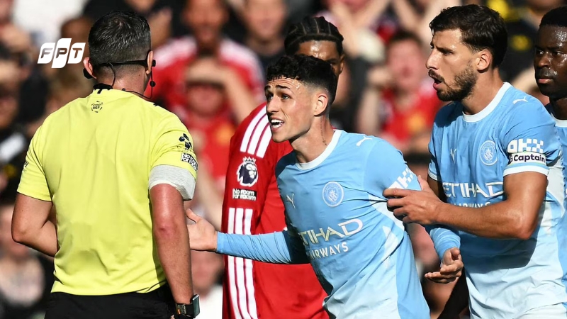 Trọng tài rút thẻ đỏ trực tiếp cho Phil Foden trong trận derby Manchester