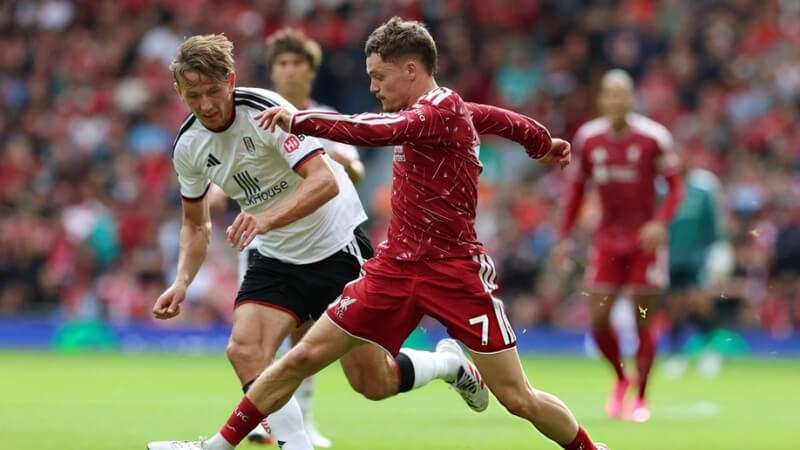 Cầu thủ Fulham và Liverpool tranh bóng trong trận hòa 0-0 vòng 4 Ngoại hạng Anh 2026/27