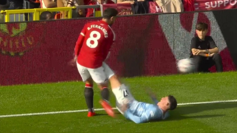 Trọng tài rút thẻ đỏ trực tiếp cho Phil Foden - Đăng ký Ngoại hạng Anh trên FPT Play xem Ngoại hạng Anh trực tiếp.