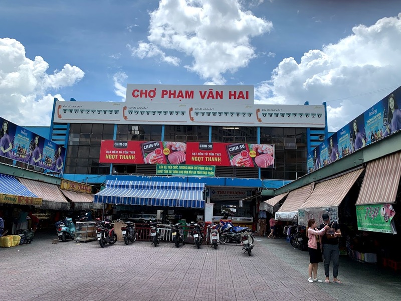 Quang cảnh sầm uất trước Chợ Phạm Văn Hai, khu vực trọng điểm triển khai lắp wifi FPT đường Phạm Văn Hai, Tân Bình cho các cửa hàng.