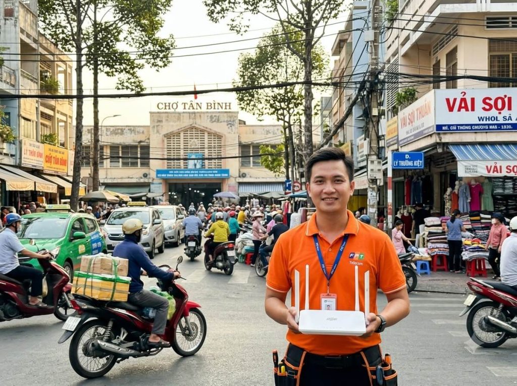 Tiểu thương tại Chợ Tân Bình và đường Lý Thường Kiệt đăng ký lắp mạng FPT trang bị modem Wi-Fi 6 chuyên livestream.