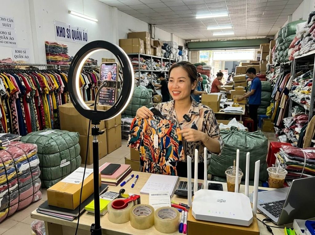Tiểu thương tại Chợ Tân Bình và đường Lý Thường Kiệt đăng ký lắp mạng FPT trang bị modem Wi-Fi 6 chuyên livestream.