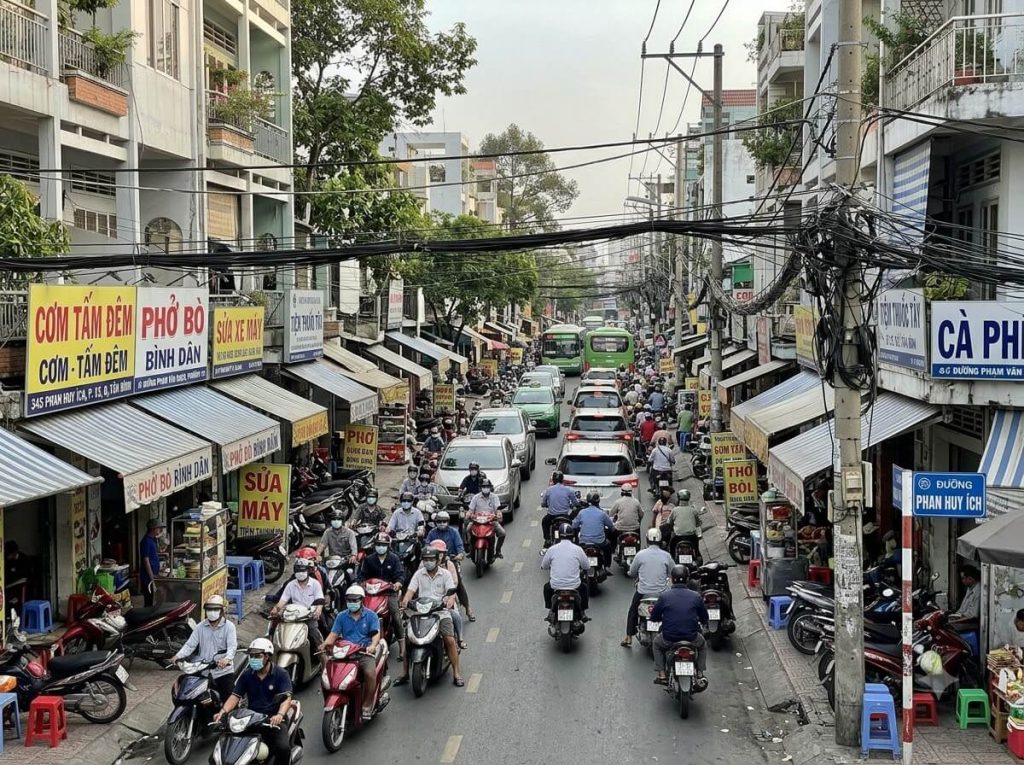 Đường phố đông đúc dân cư tại khu vực Phường 15, Quận Tân Bình.